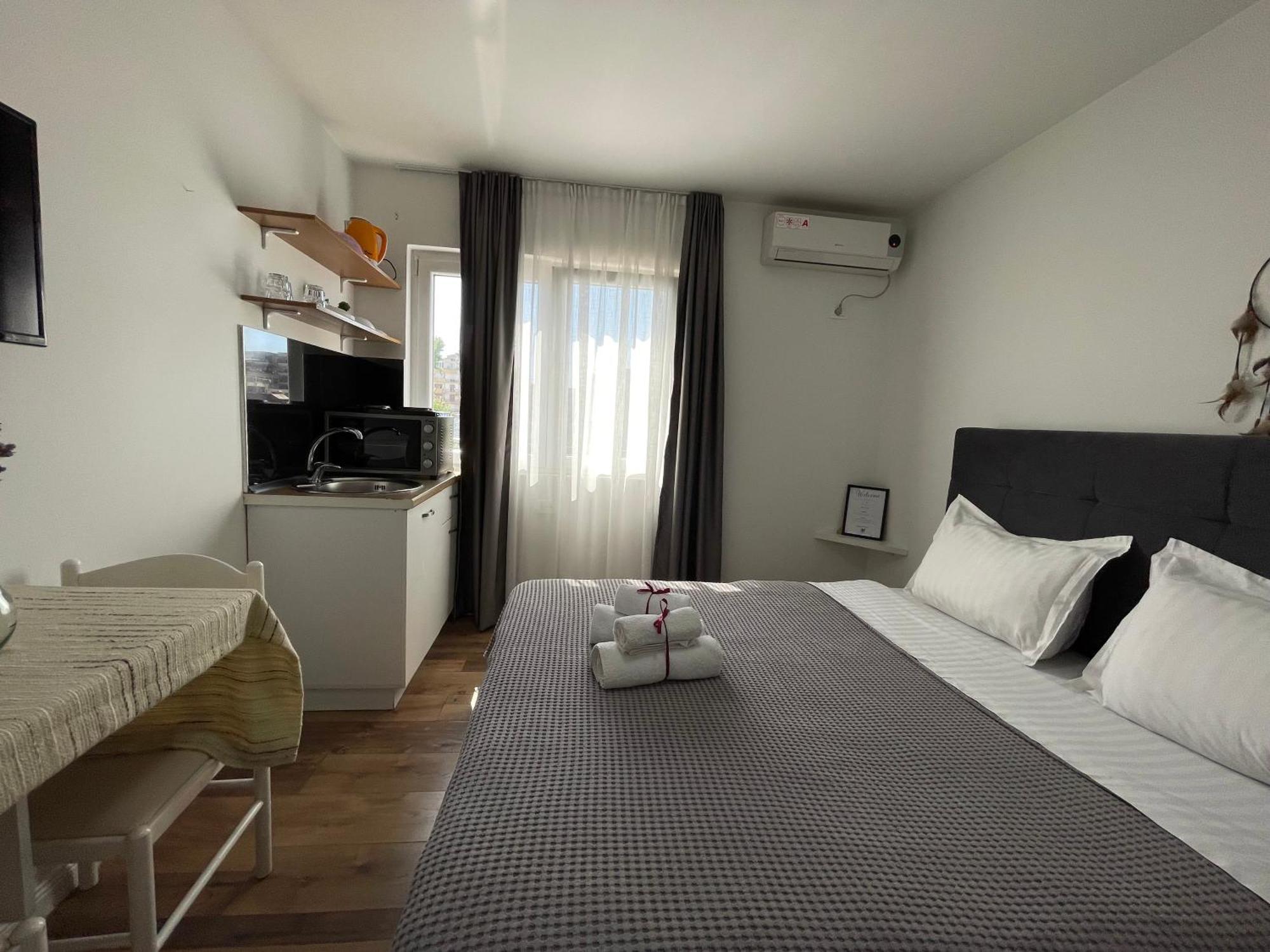 Central Studio Apartments Тирана Номер фото